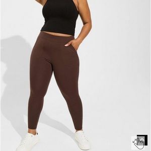 LEGGINGS ARE IN BLACK!!!! brown used to show detail only